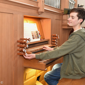 Jugendlicher an der Orgel